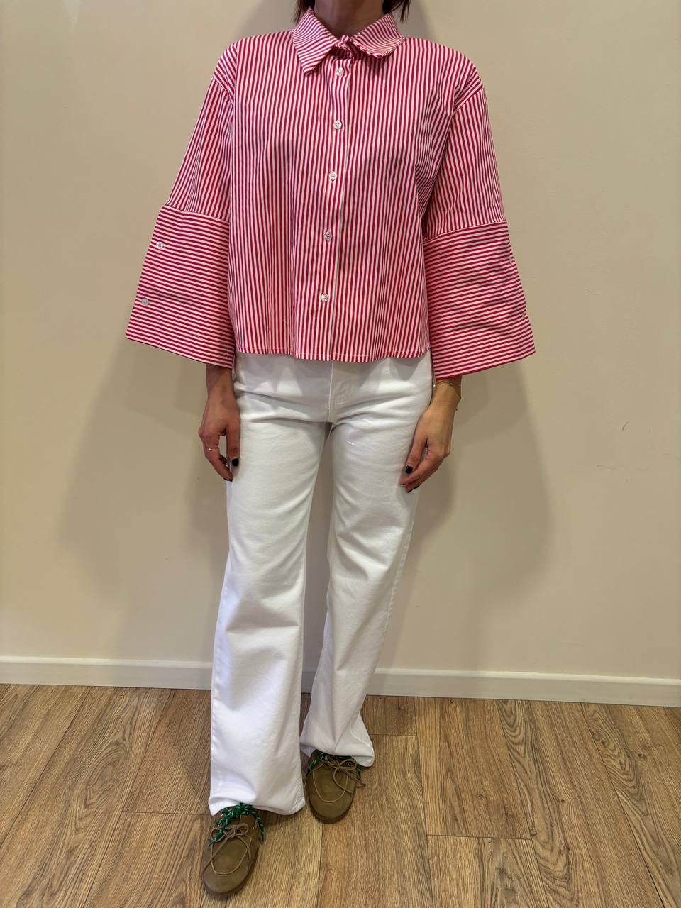 Camicia in cotone a righe bianche e rosse a scatoletta con maniche a campana