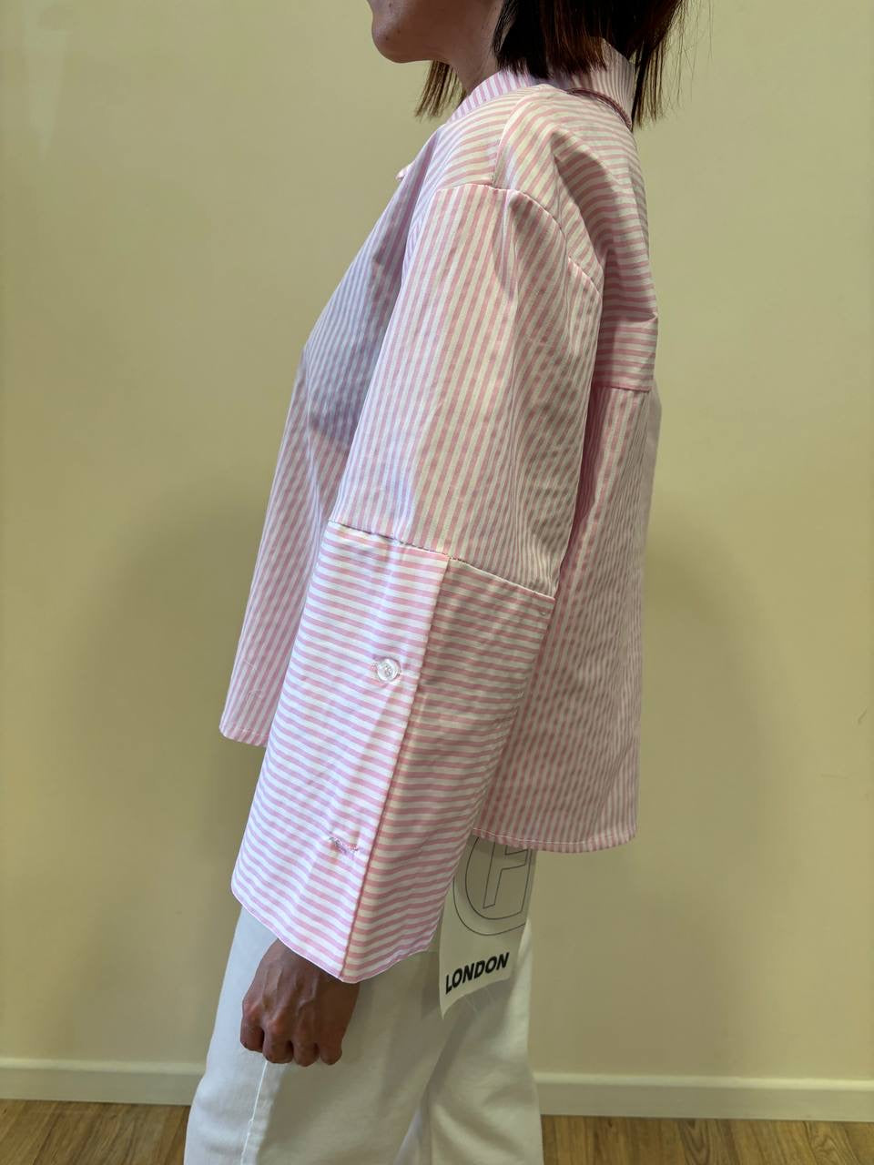 Camicia in cotone a righe bianche e rosa a scatoletta con maniche a campana
