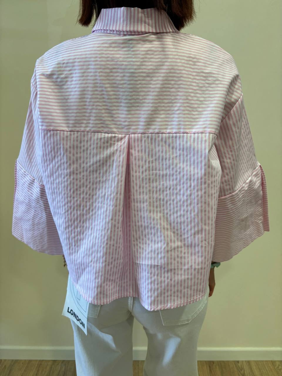 Camicia in cotone a righe bianche e rosa a scatoletta con maniche a campana