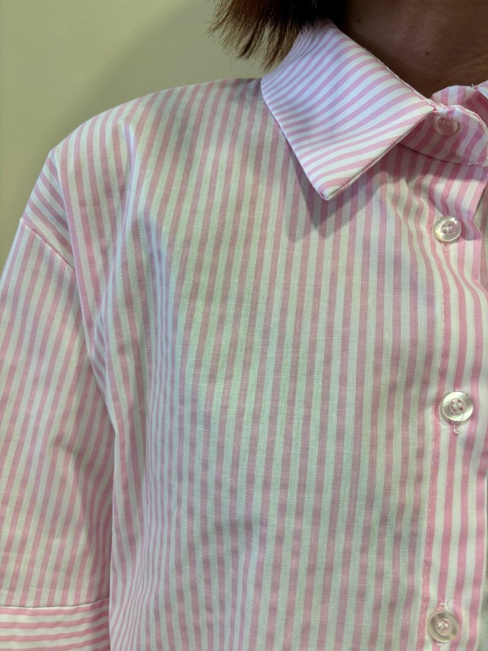 Camicia in cotone a righe bianche e rosa a scatoletta con maniche a campana