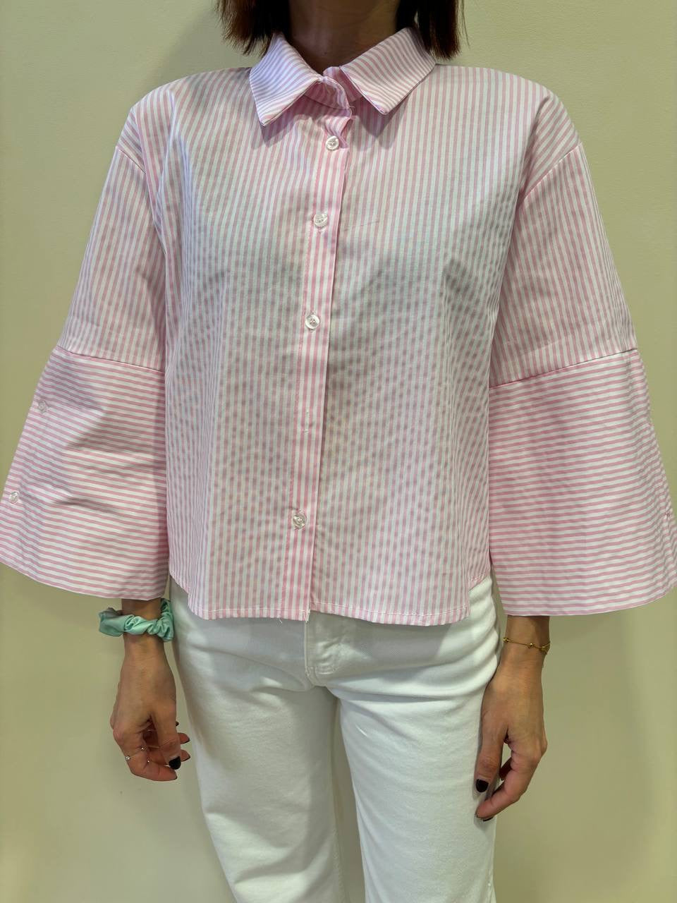 Camicia in cotone a righe bianche e rosa a scatoletta con maniche a campana