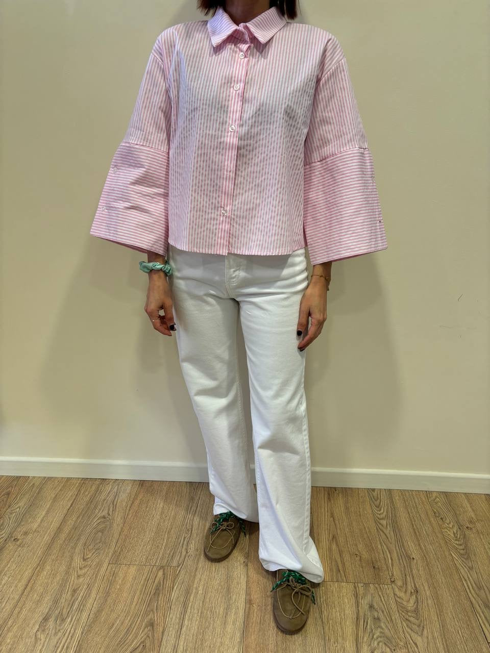 Camicia in cotone a righe bianche e rosa a scatoletta con maniche a campana