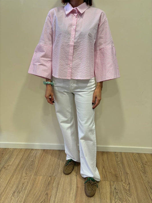 Camicia in cotone a righe bianche e rosa a scatoletta con maniche a campana