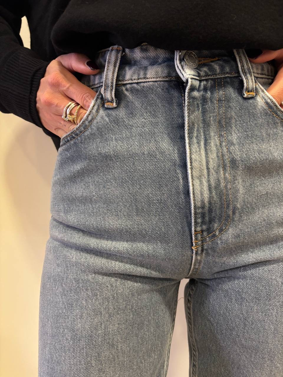 VICOLO - Jeans Kate in denim chiaro sfrangiato
