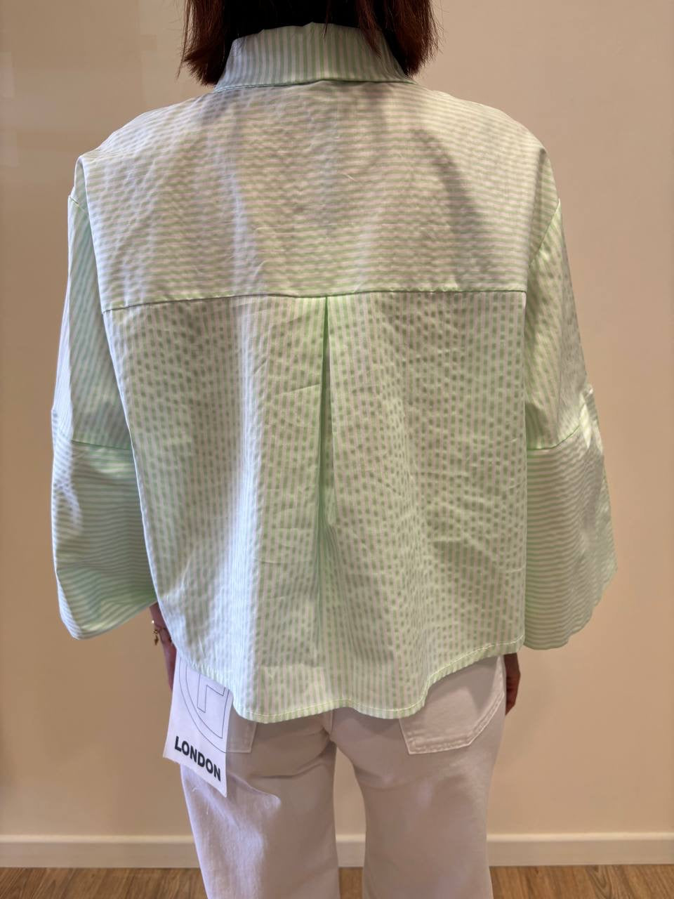 Camicia in cotone a righe bianche e verdi a scatoletta con maniche a campana