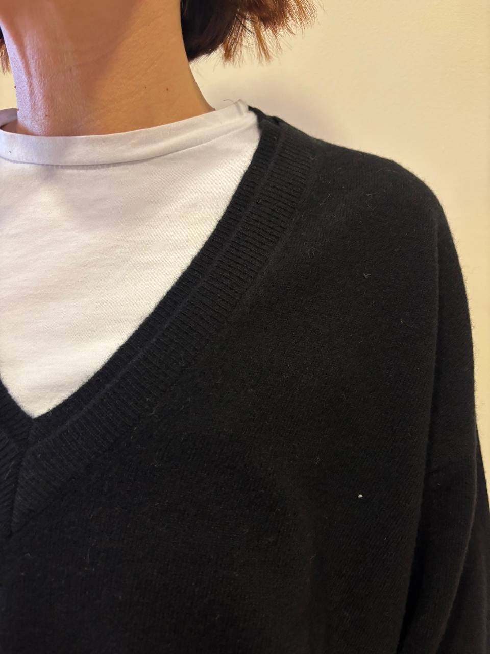 KAOS - Maglioncino a scatola in lana a scollo a V e polsino in doppio color nero - più varianti