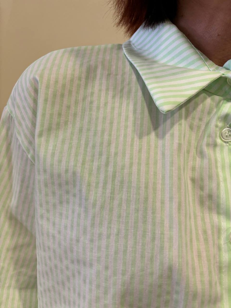 Camicia in cotone a righe bianche e verdi a scatoletta con maniche a campana