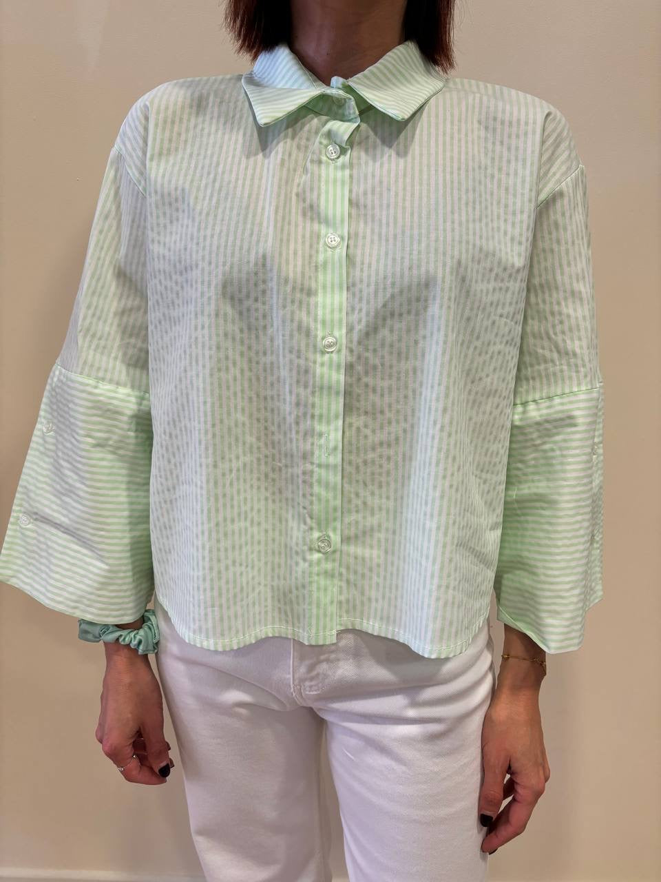Camicia in cotone a righe bianche e verdi a scatoletta con maniche a campana