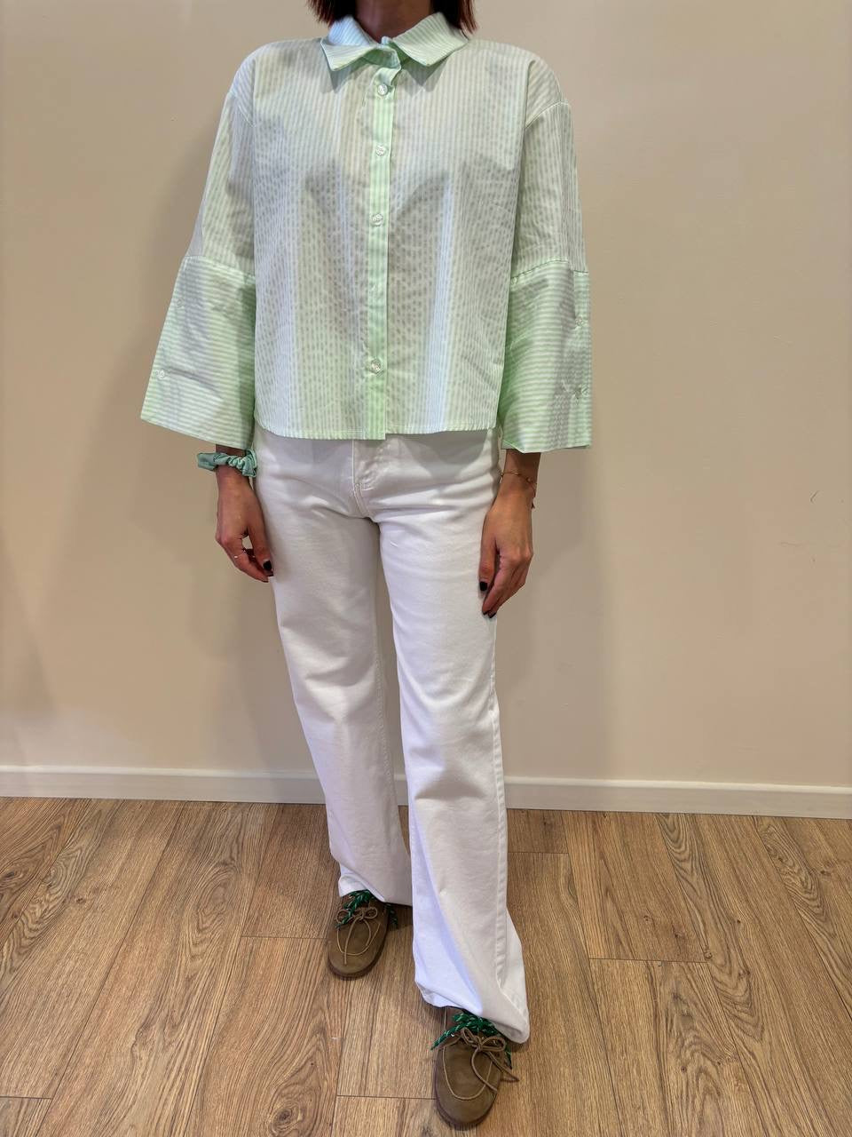 Camicia in cotone a righe bianche e verdi a scatoletta con maniche a campana