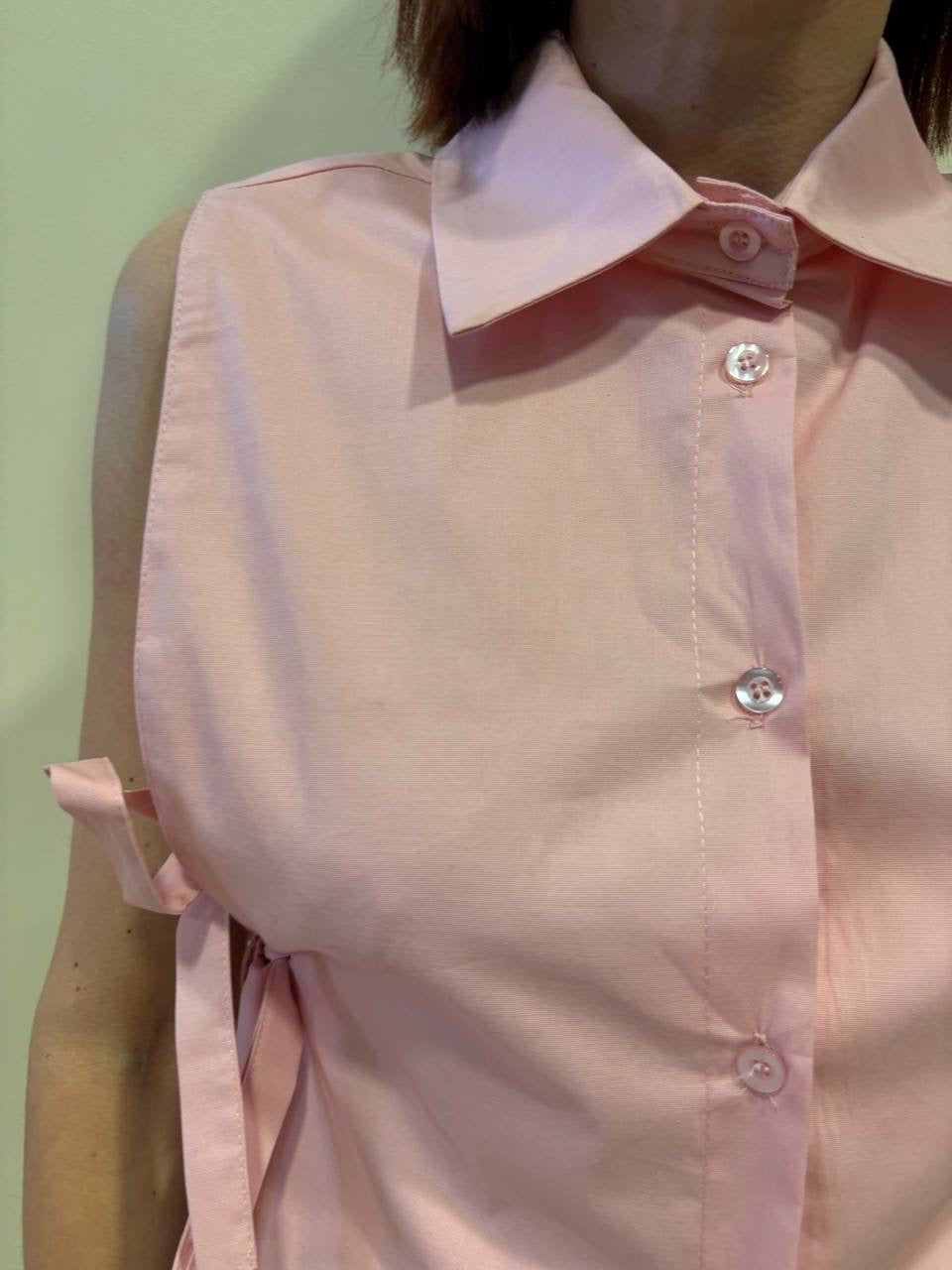 Camicia smanicata rosa con top e dettaglio laccetti