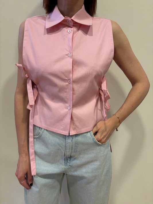 Camicia smanicata rosa con top e dettaglio laccetti