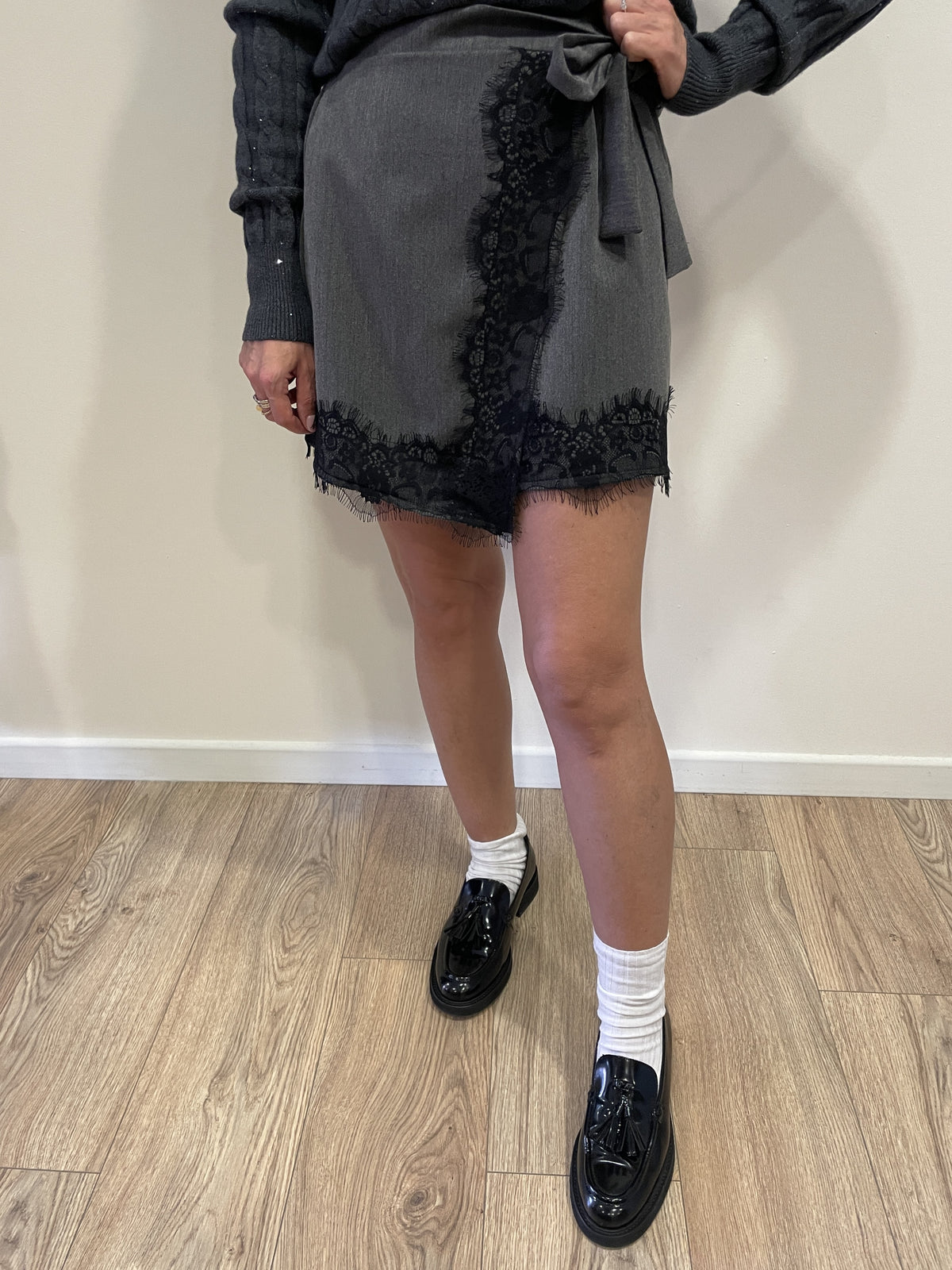 SUSY MIX - Mini gonna a portafoglio grigia con pizzo nero