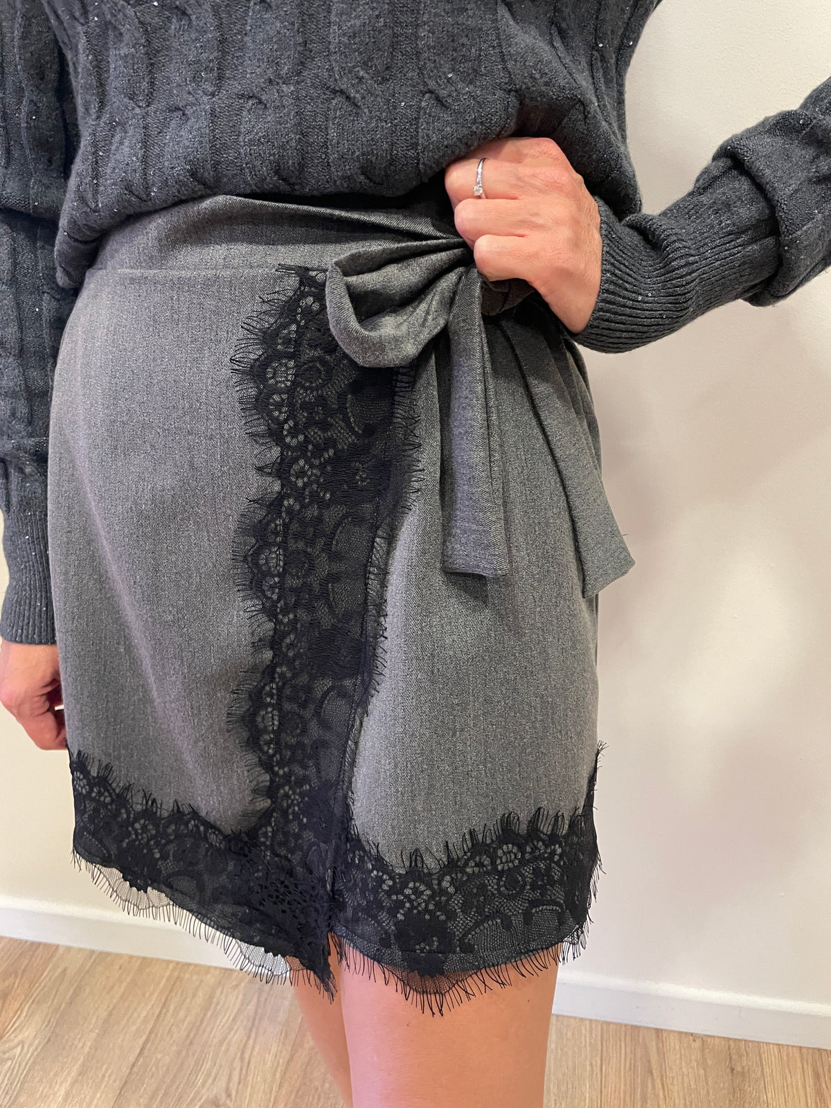 SUSY MIX - Mini gonna a portafoglio grigia con pizzo nero