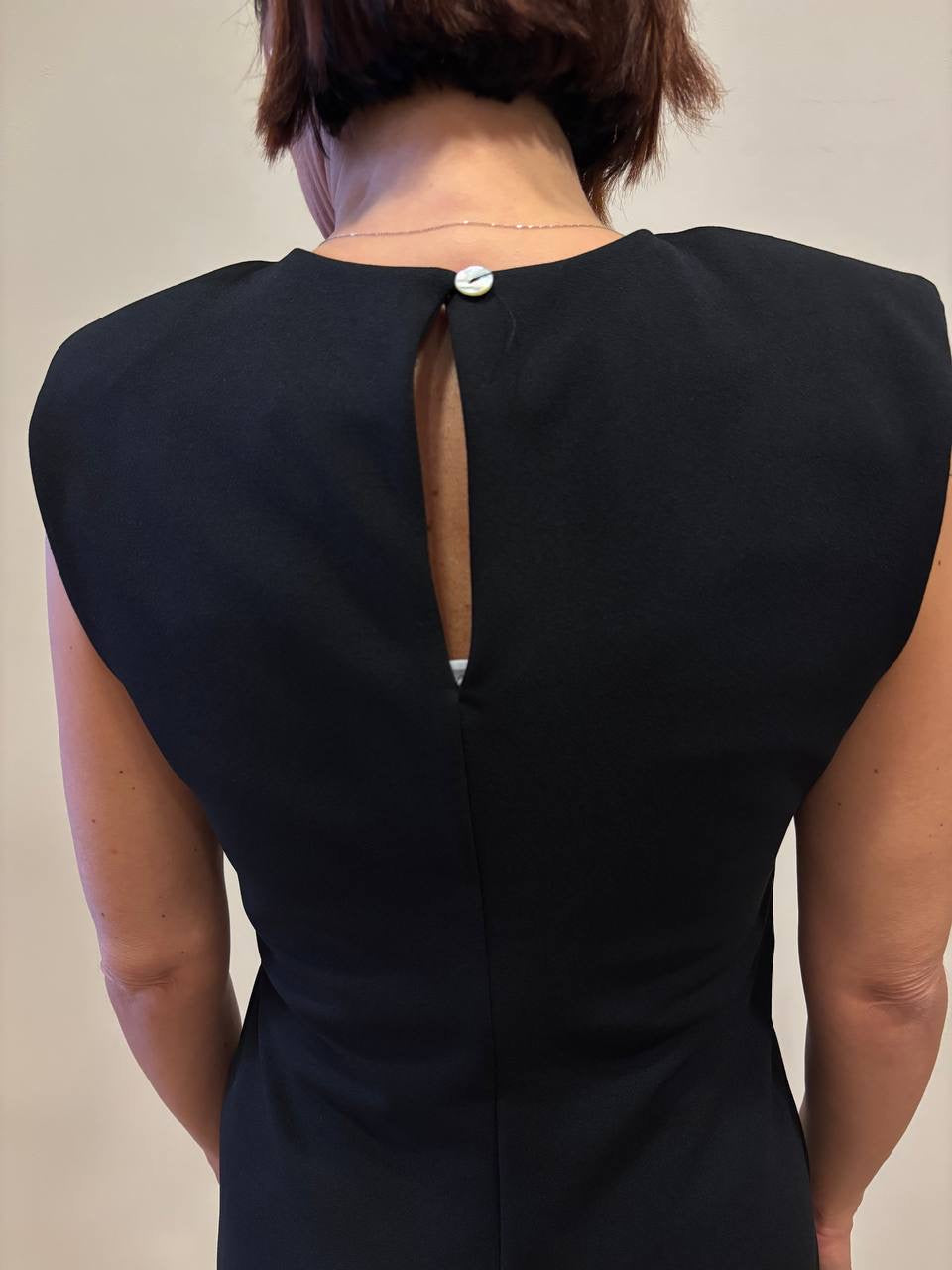 SUSY MIX - Abito nero lungo smanicato arricciato con spacco sul retro