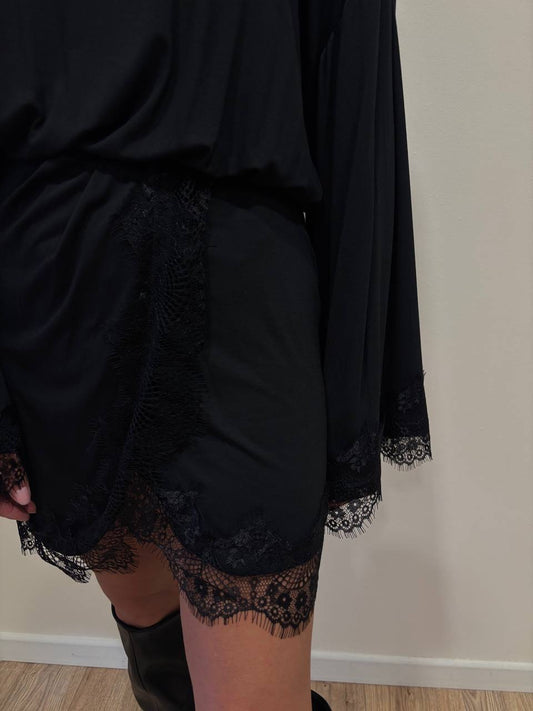 SUSY MIX - Abito in misto cotone nero con maniche ampie e dettaglio pizzo nero