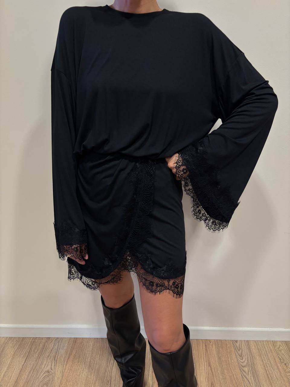 SUSY MIX - Abito in misto cotone nero con maniche ampie e dettaglio pizzo nero