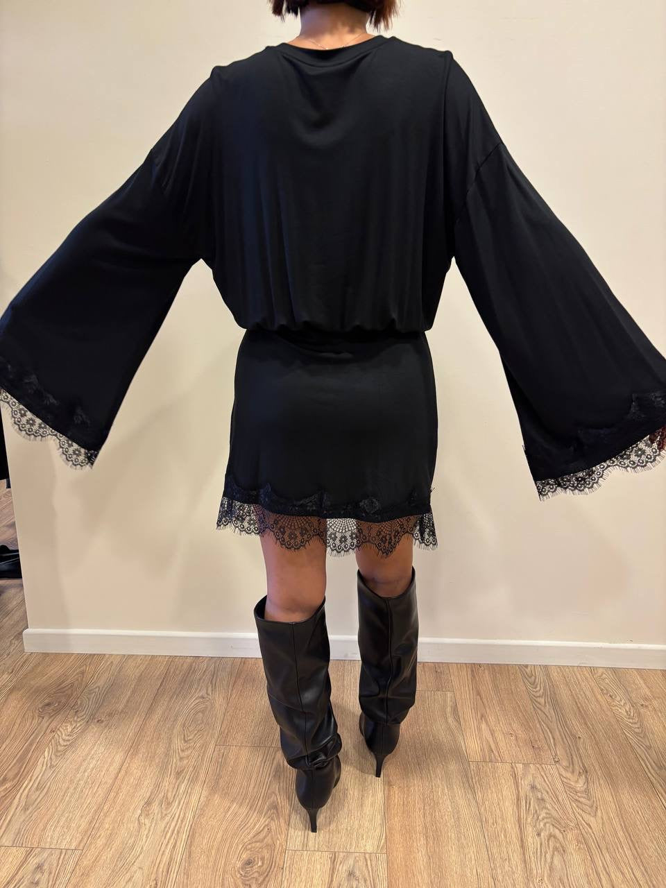 SUSY MIX - Abito in misto cotone nero con maniche ampie e dettaglio pizzo nero