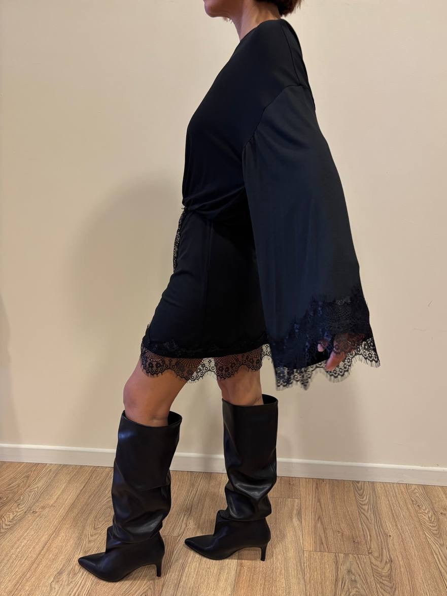 SUSY MIX - Abito in misto cotone nero con maniche ampie e dettaglio pizzo nero