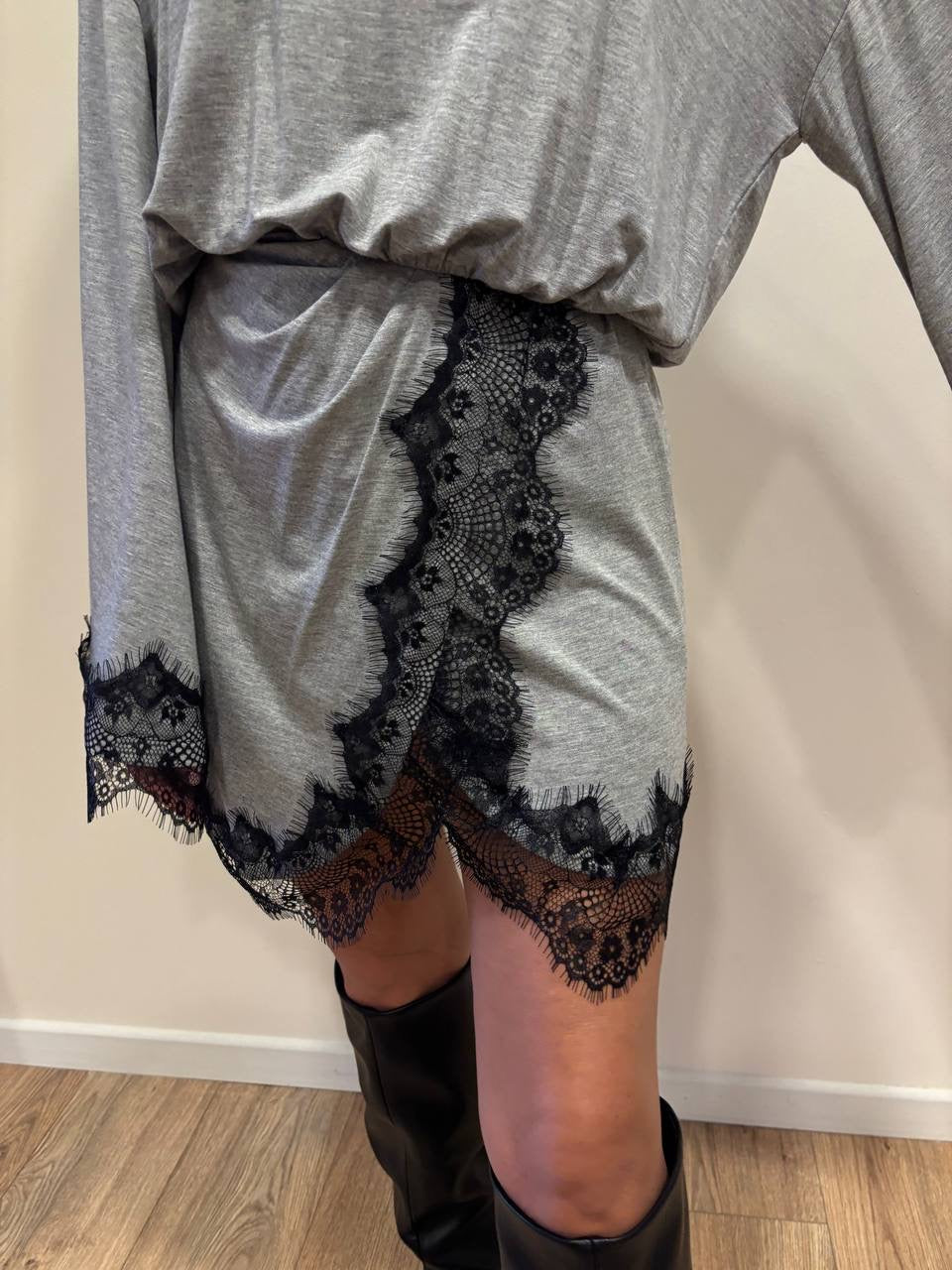 SUSY MIX - Abito in misto cotone grigio con maniche ampie e dettaglio pizzo nero