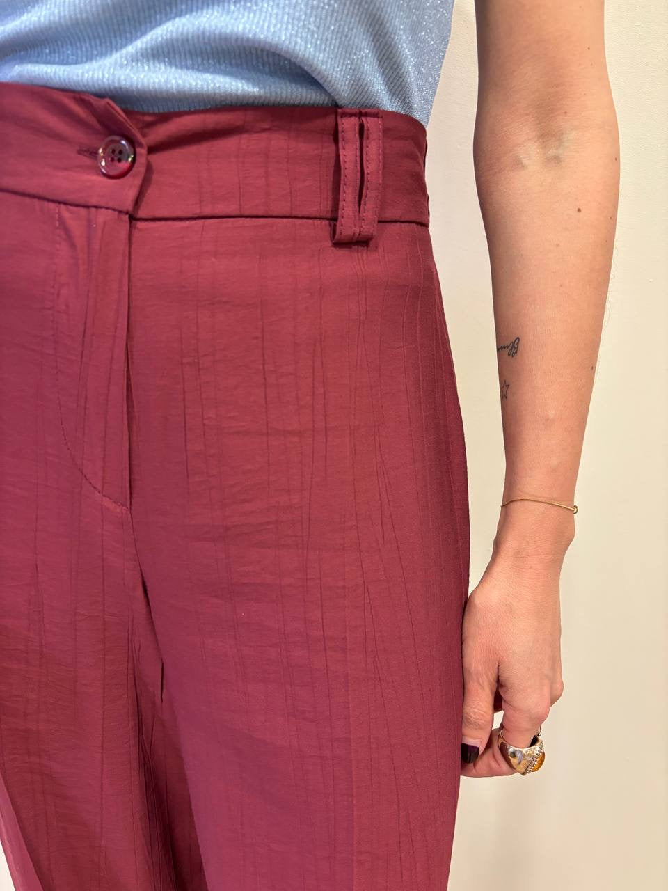 HAVEONE - Pantalone a palazzo dritto bordeaux goffrato con elastico