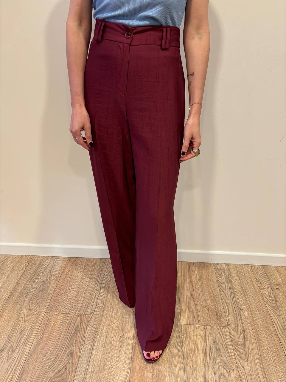 HAVEONE - Pantalone a palazzo dritto bordeaux goffrato con elastico