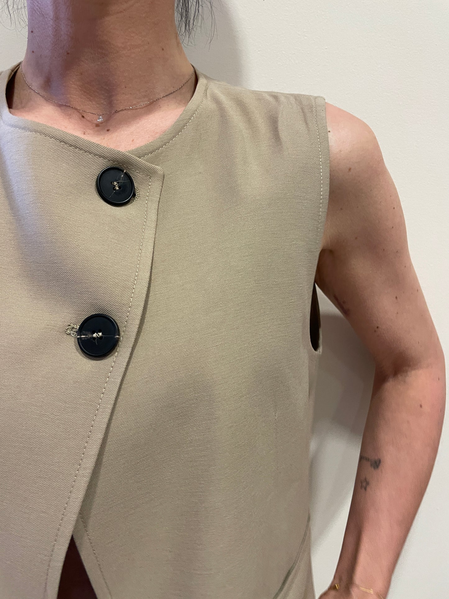 HAVEONE - Gilet beige con bottoni trasversali e tasche a filetto