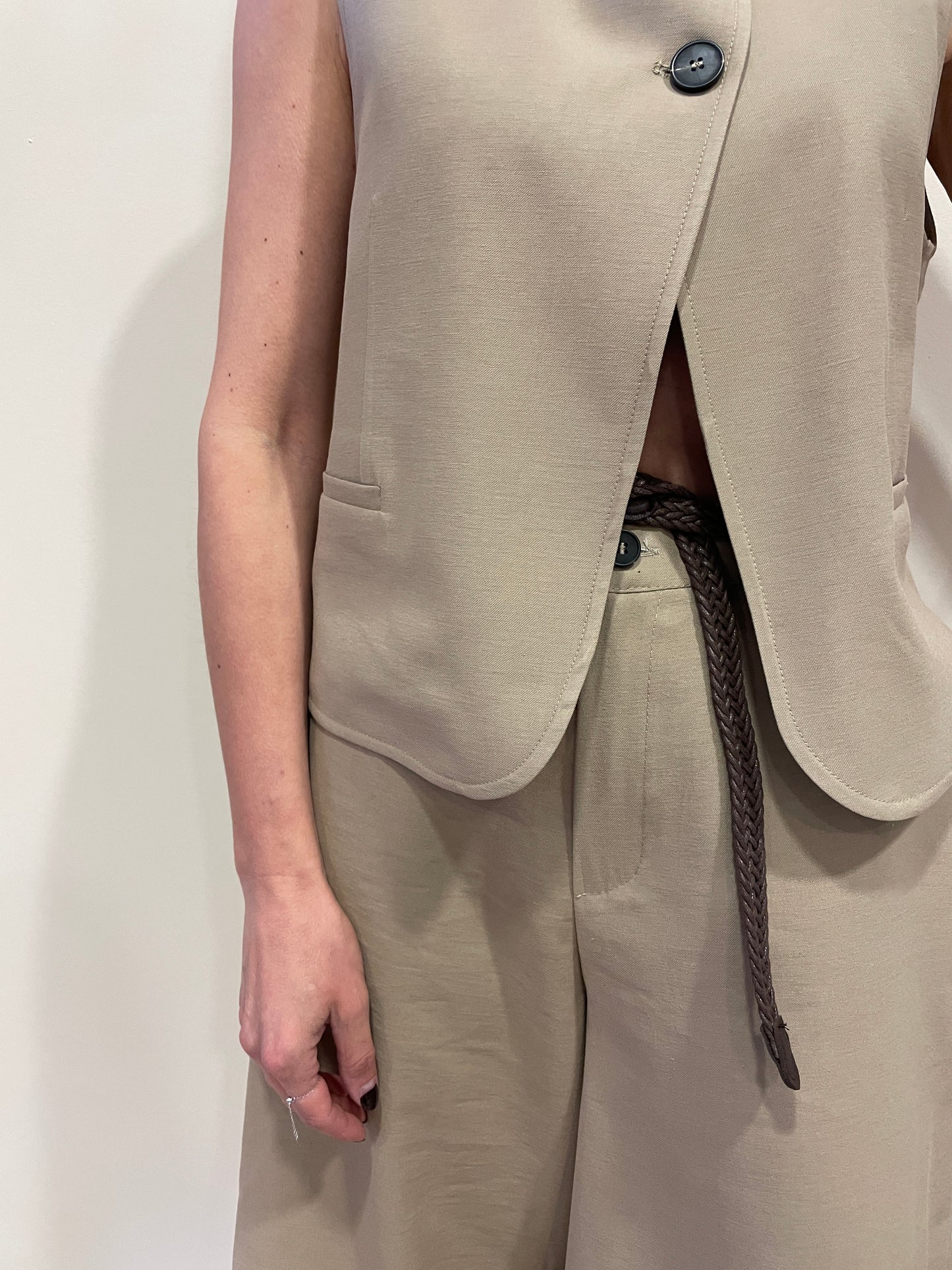 HAVEONE - Gilet beige con bottoni trasversali e tasche a filetto