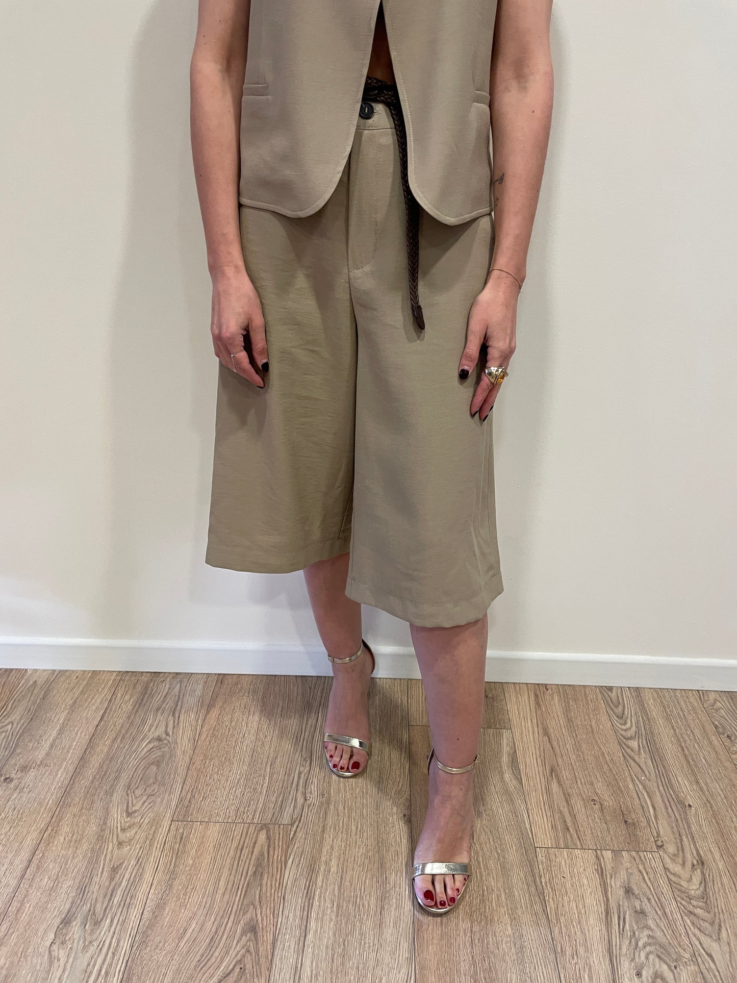 HAVEONE - Bermuda beige al ginocchio con cintura