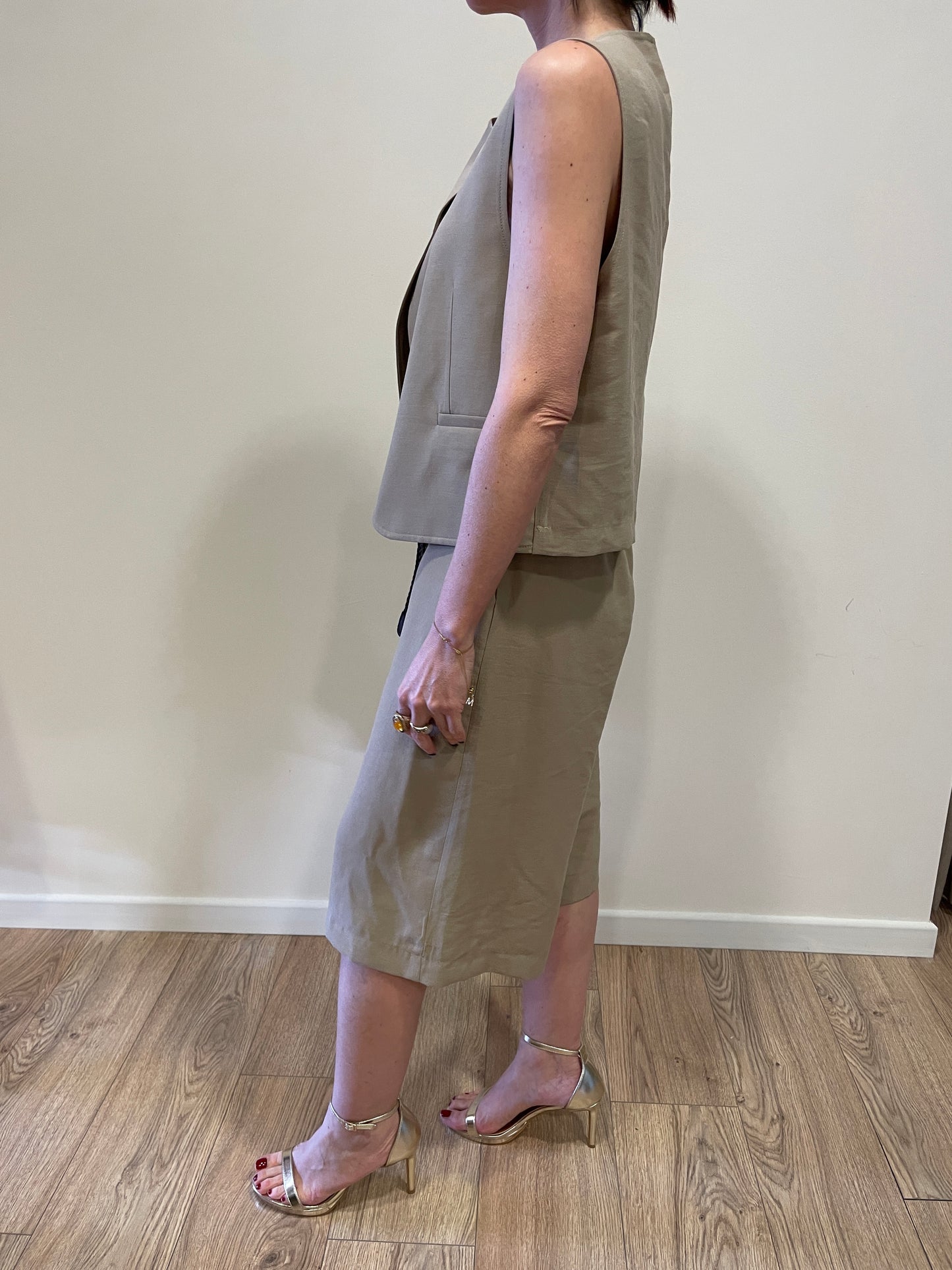 HAVEONE - Gilet beige con bottoni trasversali e tasche a filetto