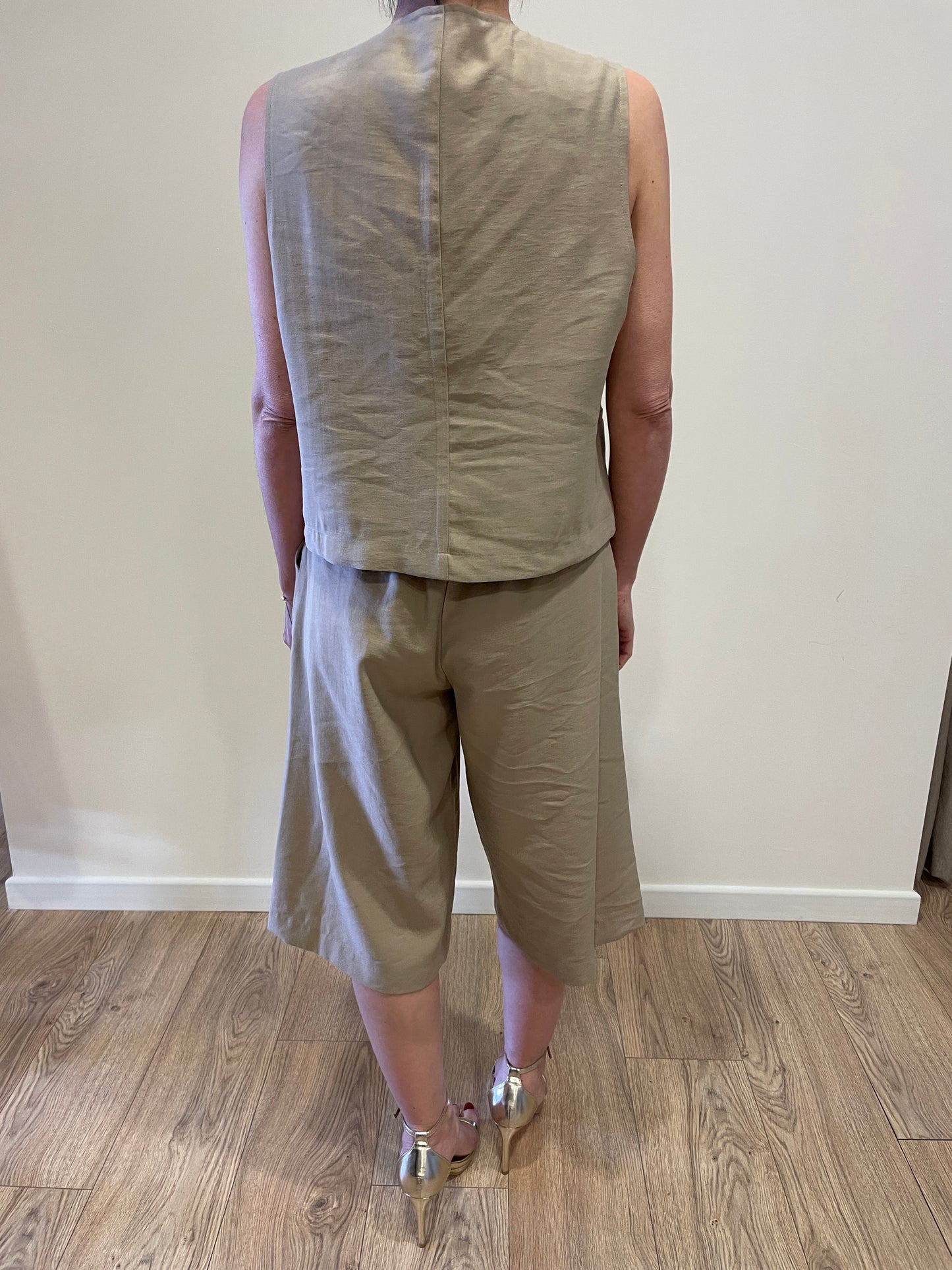 HAVEONE - Gilet beige con bottoni trasversali e tasche a filetto