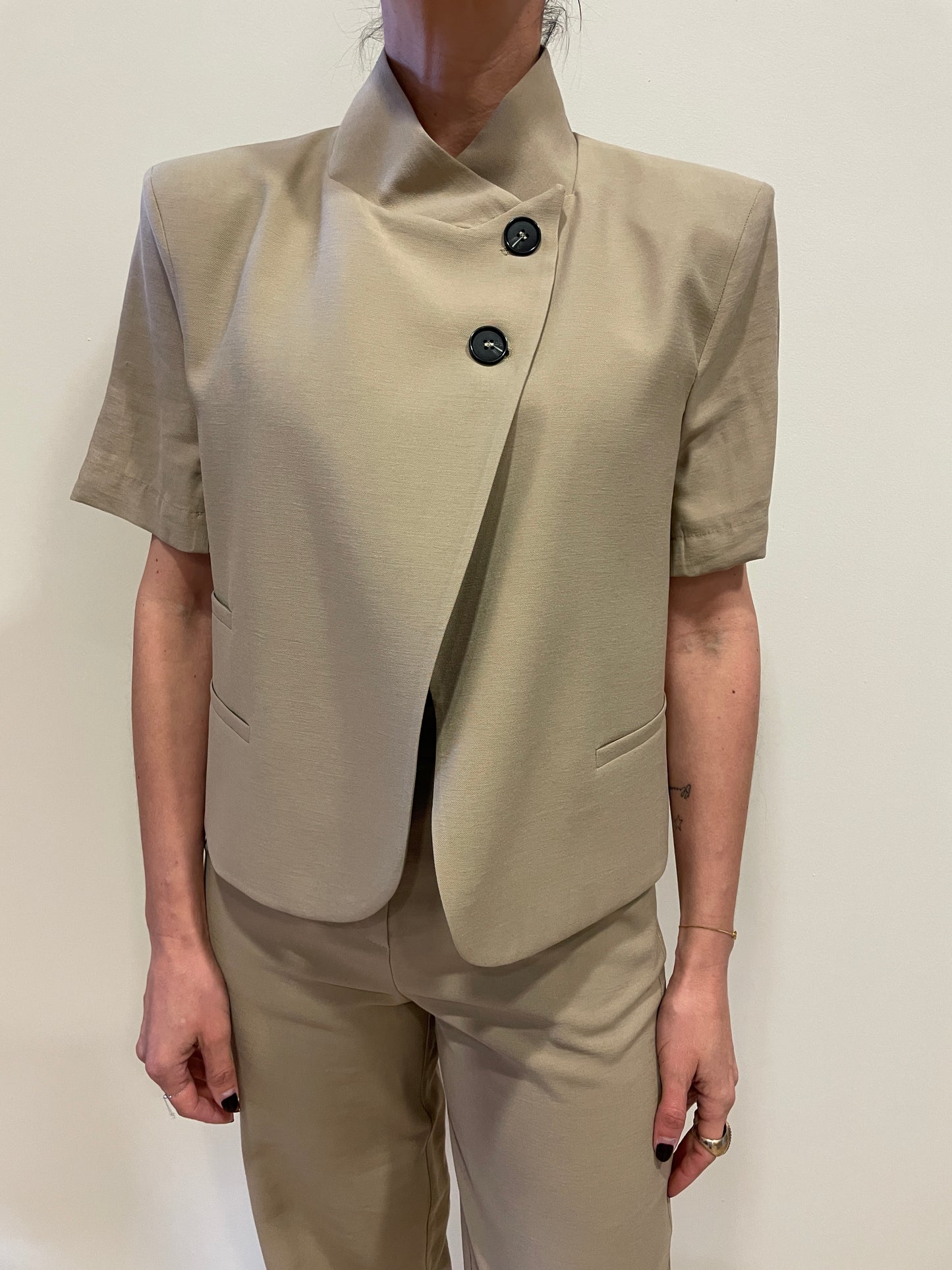 HAVEONE - Giacca beige corta a mezze maniche con due bottoni trasversali