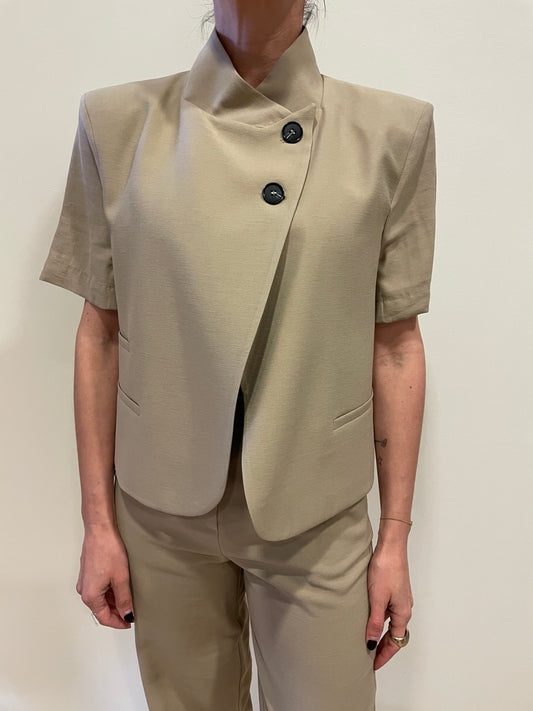 HAVEONE - Giacca beige corta a mezze maniche con due bottoni trasversali