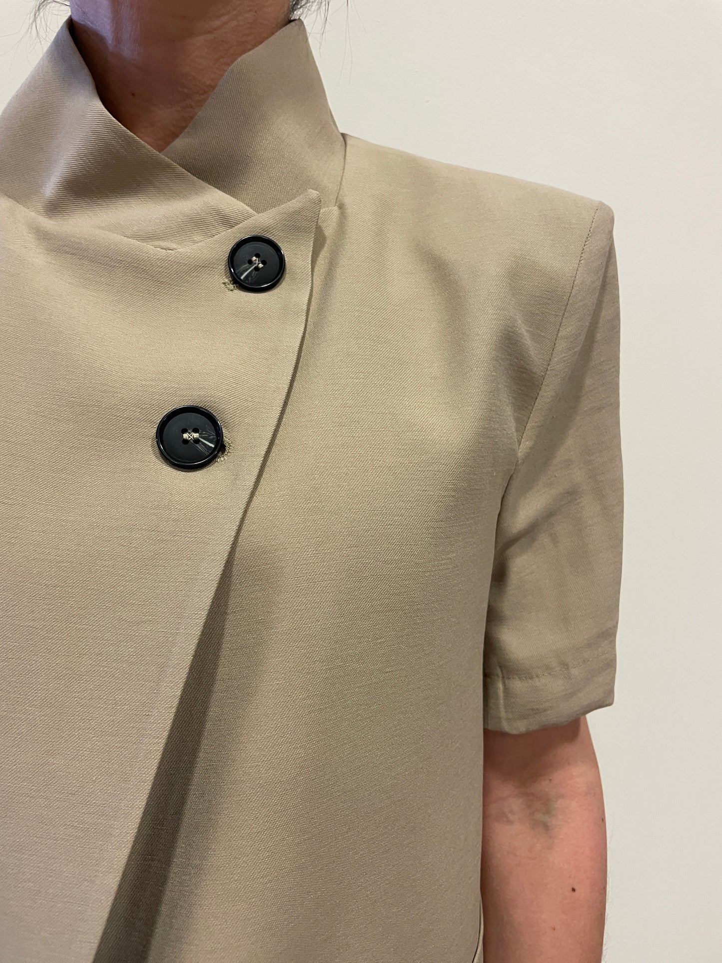 HAVEONE - Giacca beige corta a mezze maniche con due bottoni trasversali