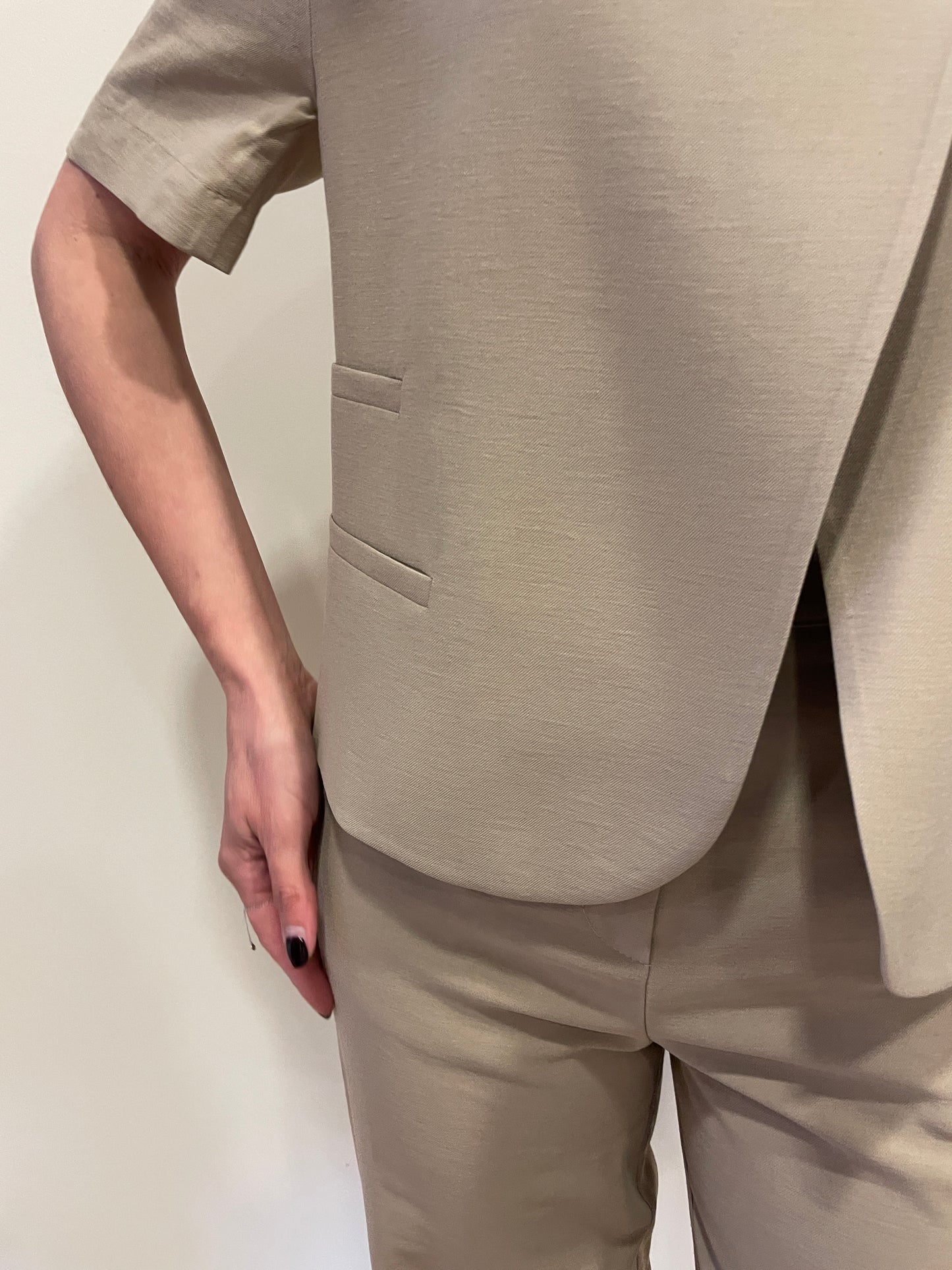 HAVEONE - Giacca beige corta a mezze maniche con due bottoni trasversali