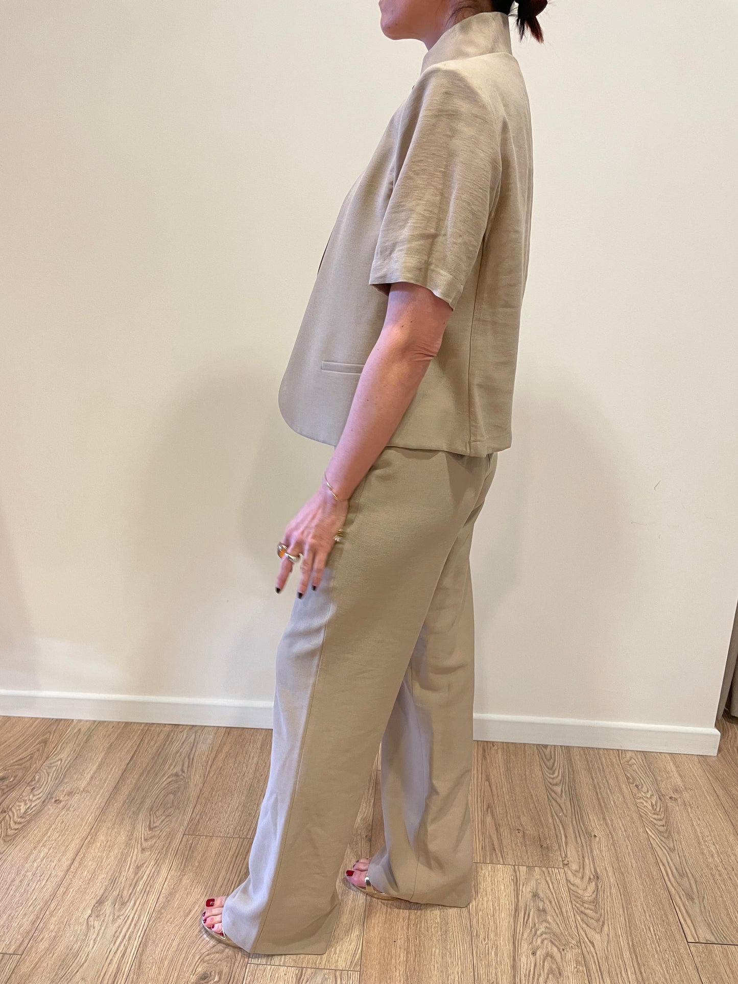 HAVEONE - Giacca beige corta a mezze maniche con due bottoni trasversali