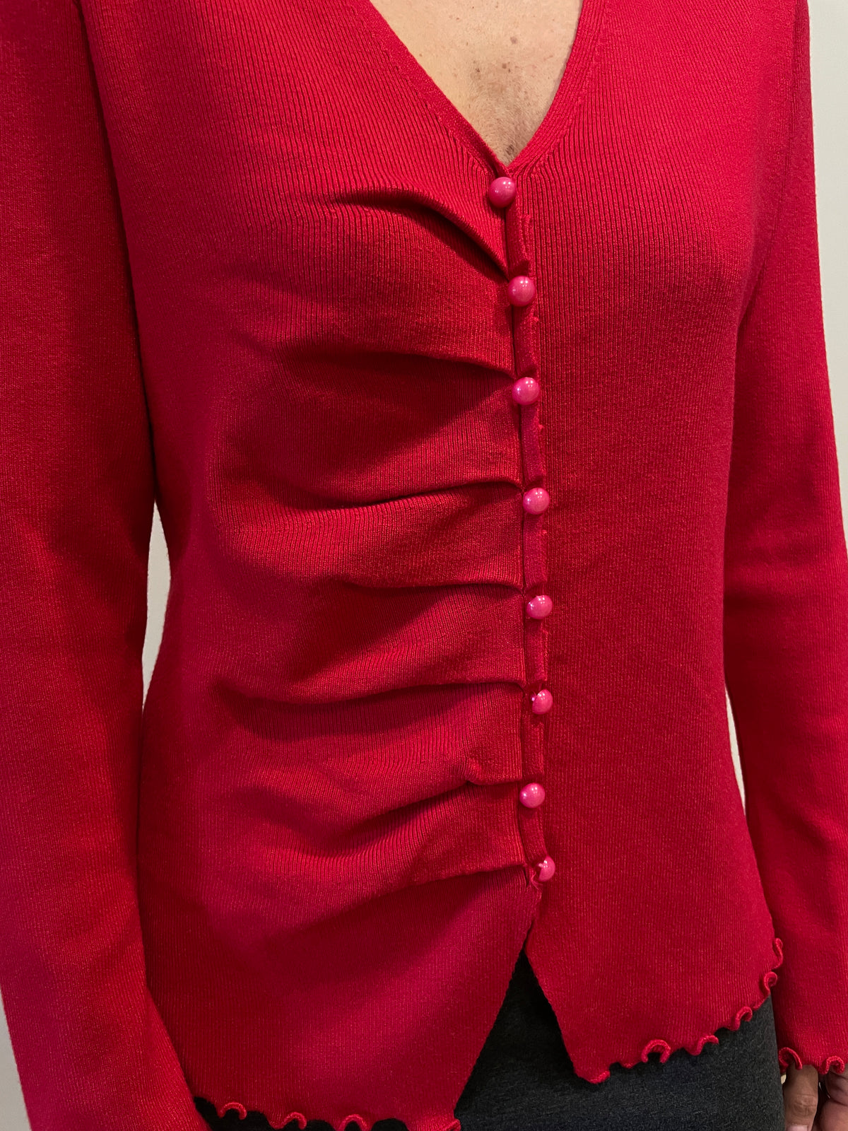 HAVEONE - Maglia in misto viscosa con scollo a V e bottoncini finti color rosso