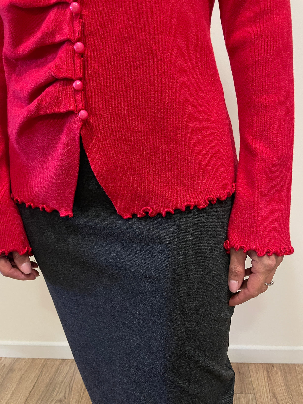 HAVEONE - Maglia in misto viscosa con scollo a V e bottoncini finti color rosso