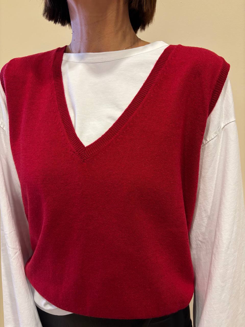 VICOLO - Gilet con scollo a V in misto viscosa e lana color rosso - più varianti