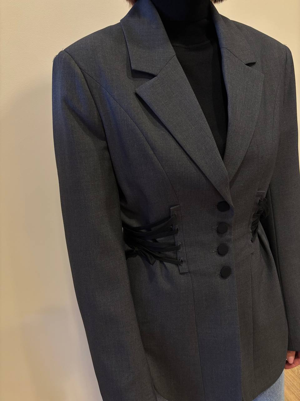 VICOLO - Blazer con bottoni e laccetti regolabili laterali in nero color grigio