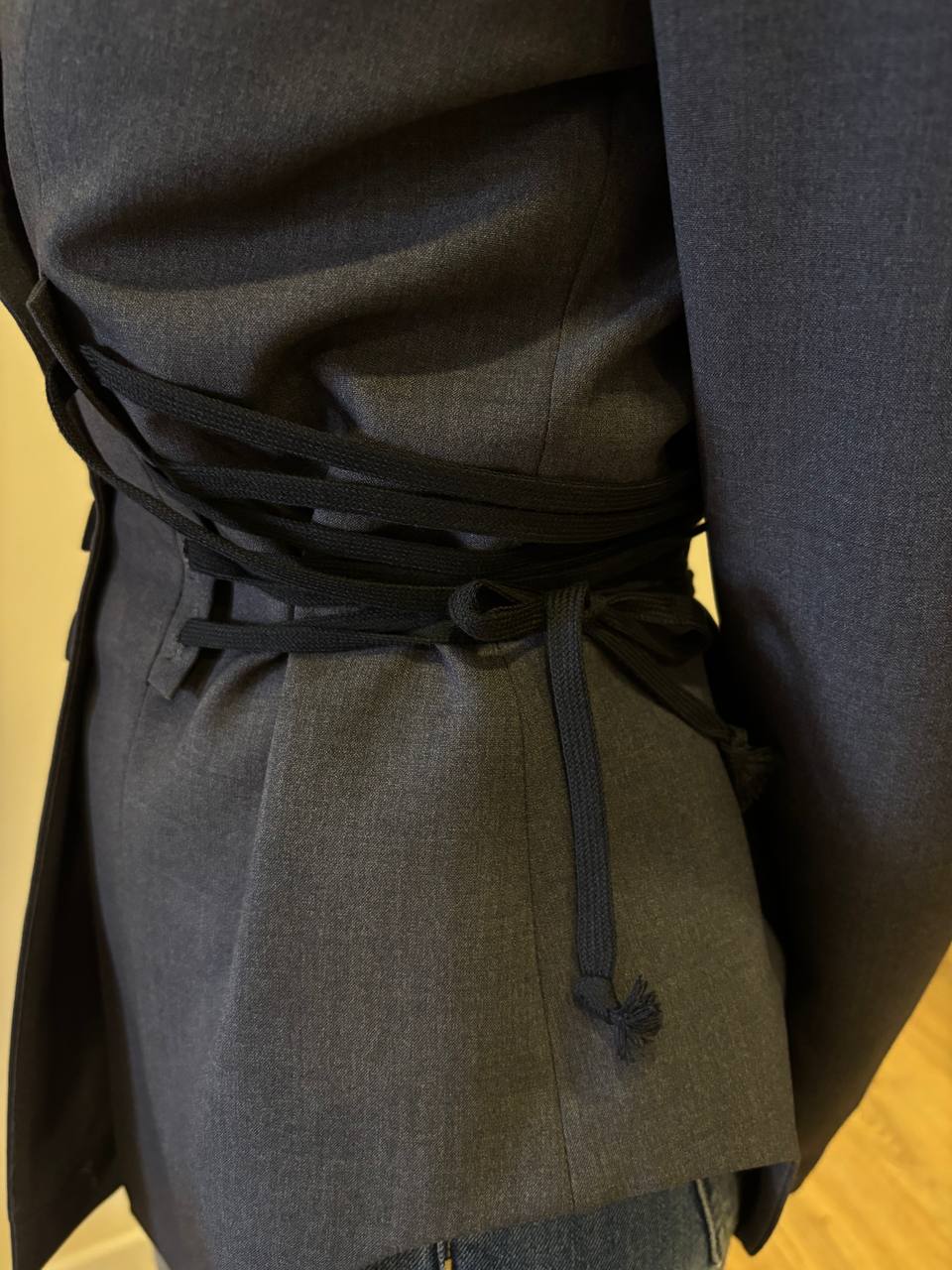 VICOLO - Blazer con bottoni e laccetti regolabili laterali in nero color grigio