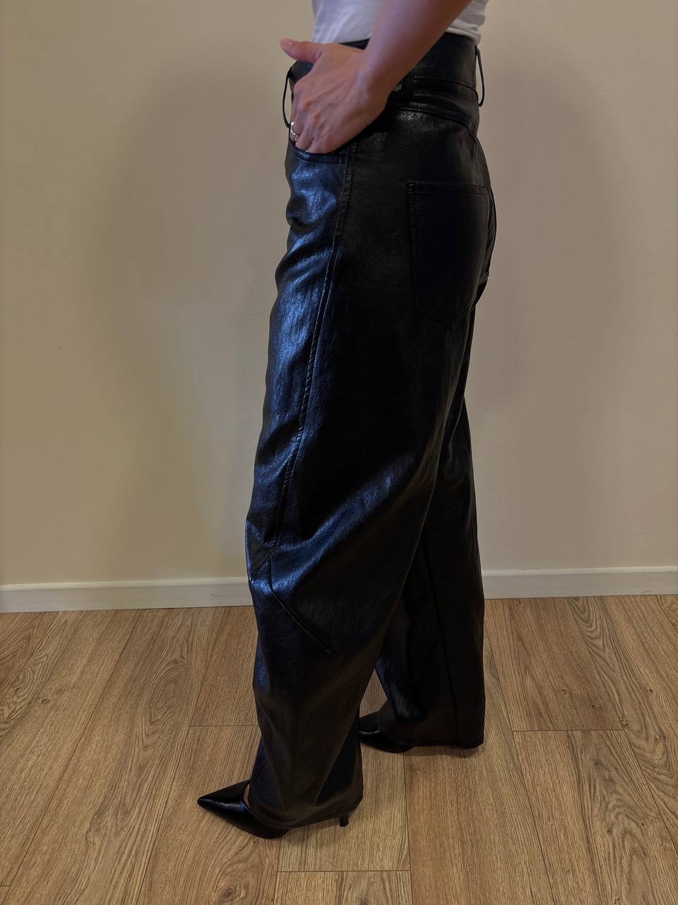 VICOLO - Pantalone barrel fit in ecopelle color nero