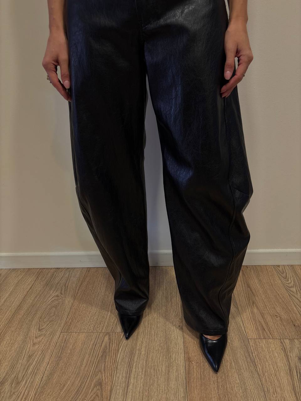 VICOLO - Pantalone barrel fit in ecopelle color nero