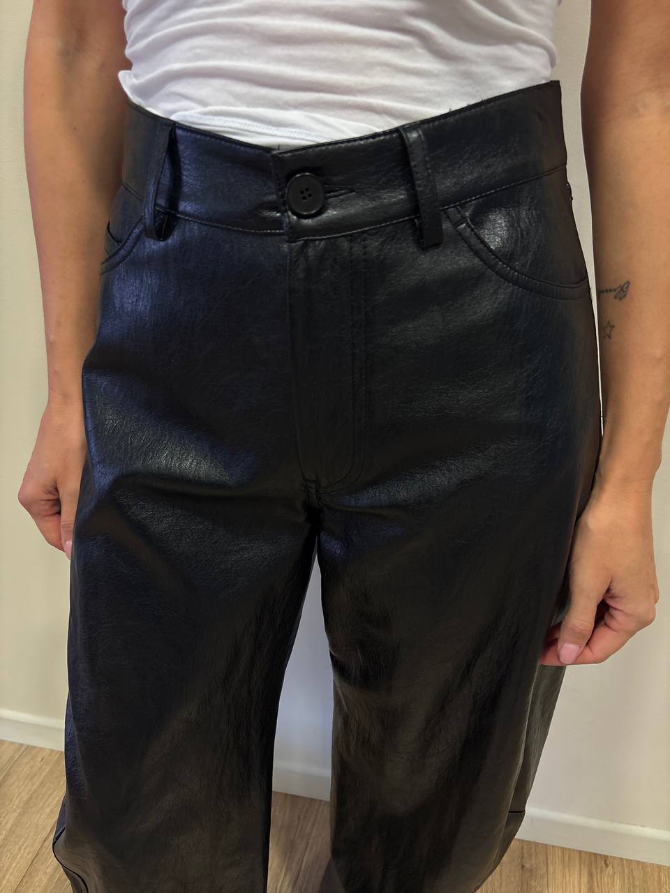 VICOLO - Pantalone barrel fit in ecopelle color nero