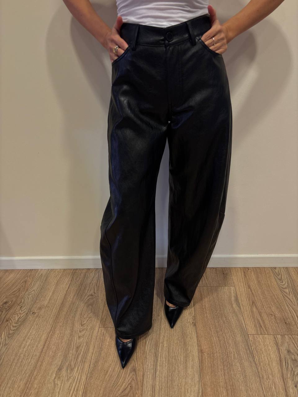 VICOLO - Pantalone barrel fit in ecopelle color nero