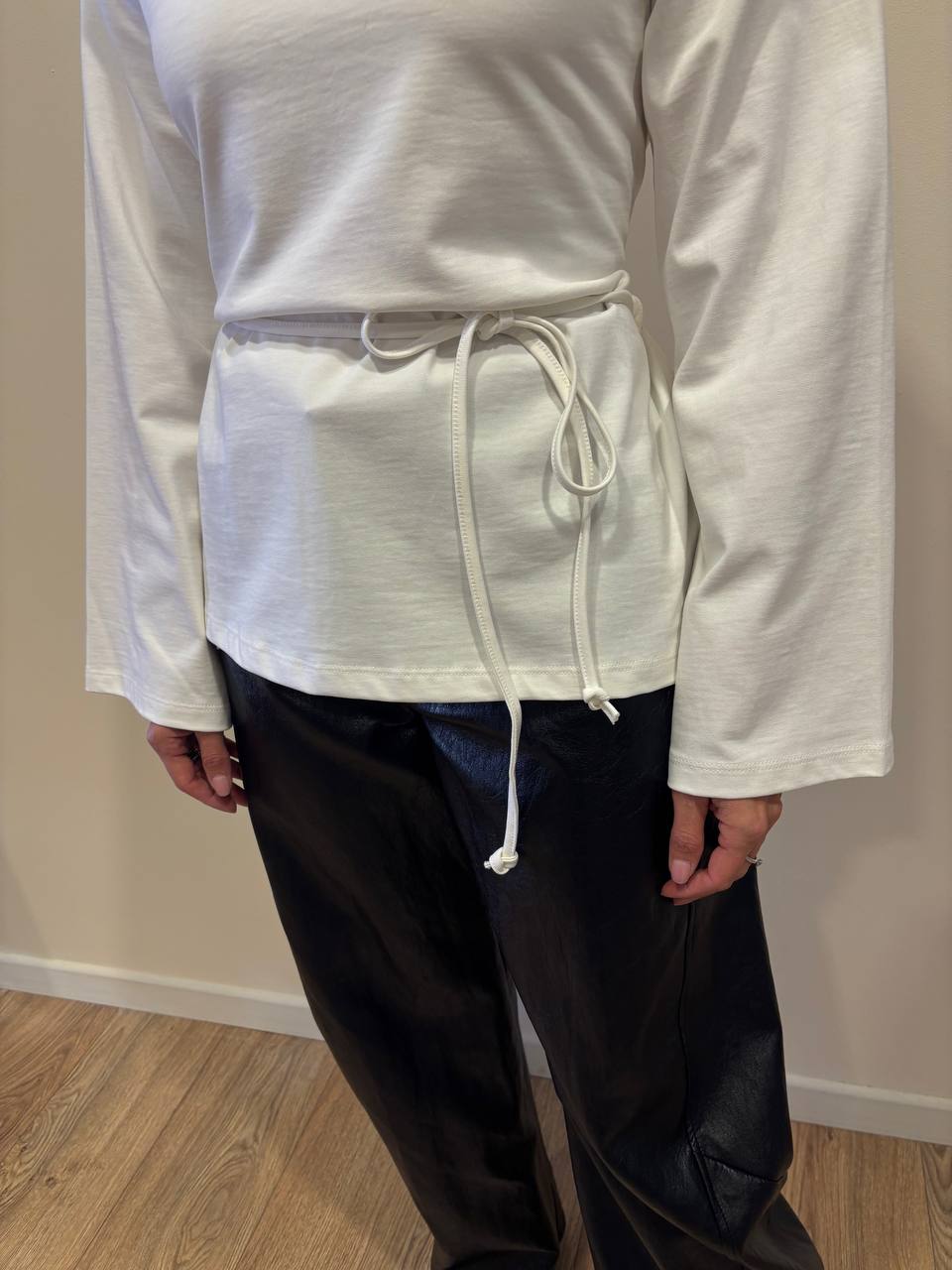 VICOLO - Maglia in cotone con spalle rinforzate, laccio posteriore regolabile e maniche ampie color bianco - più varianti