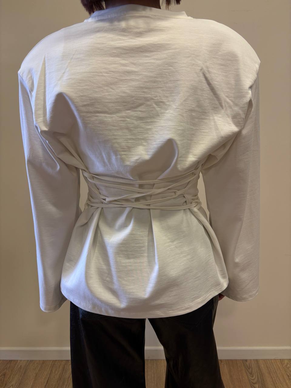 VICOLO - Maglia in cotone con spalle rinforzate, laccio posteriore regolabile e maniche ampie color bianco - più varianti