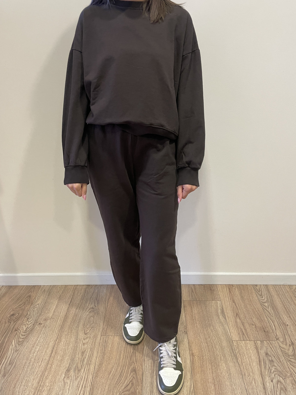SUSY MIX - Tuta in misto cotone con felpa girocollo a scatola e pantaloni barrel color moro