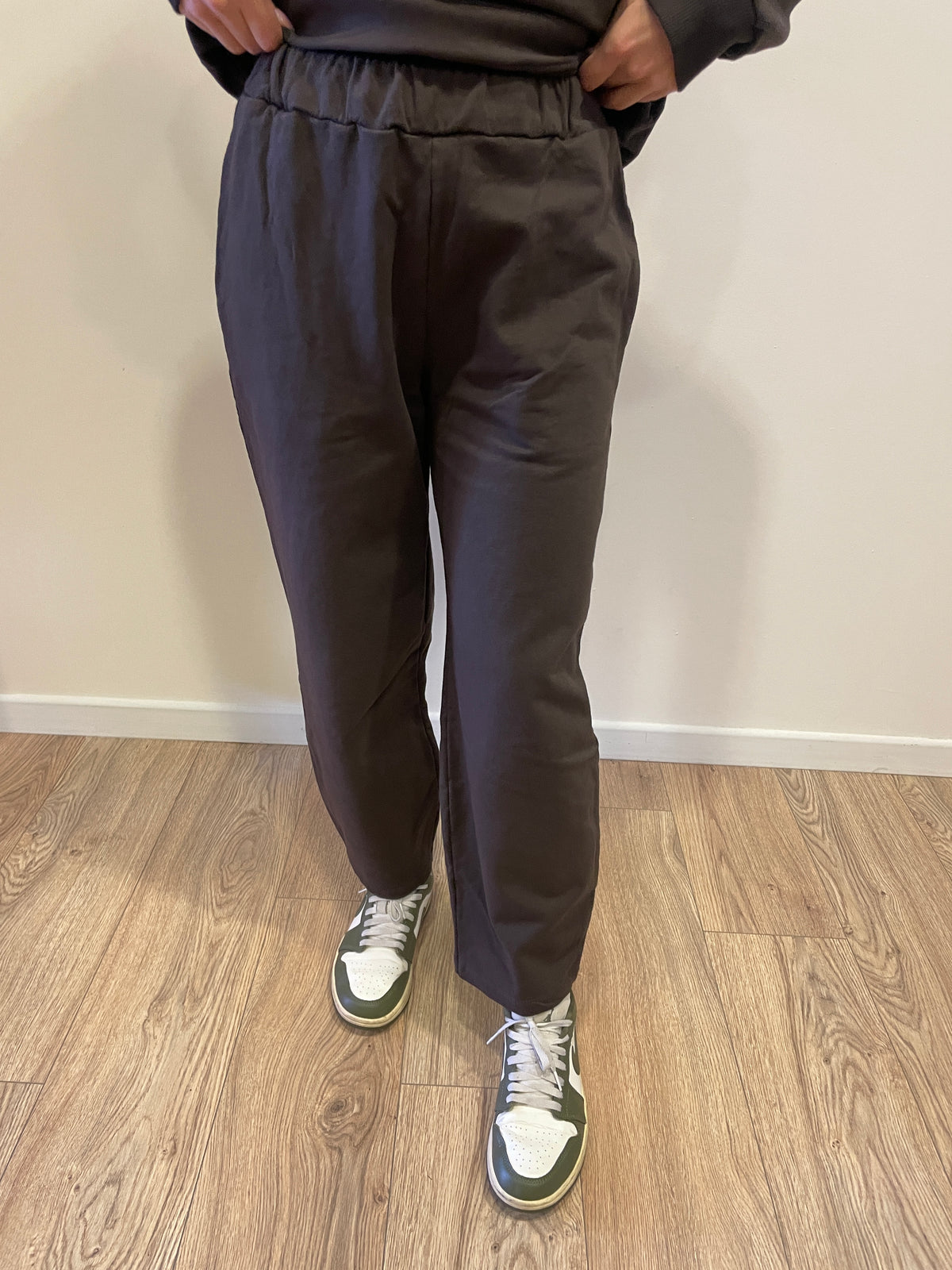 SUSY MIX - Tuta in misto cotone con felpa girocollo a scatola e pantaloni barrel color moro