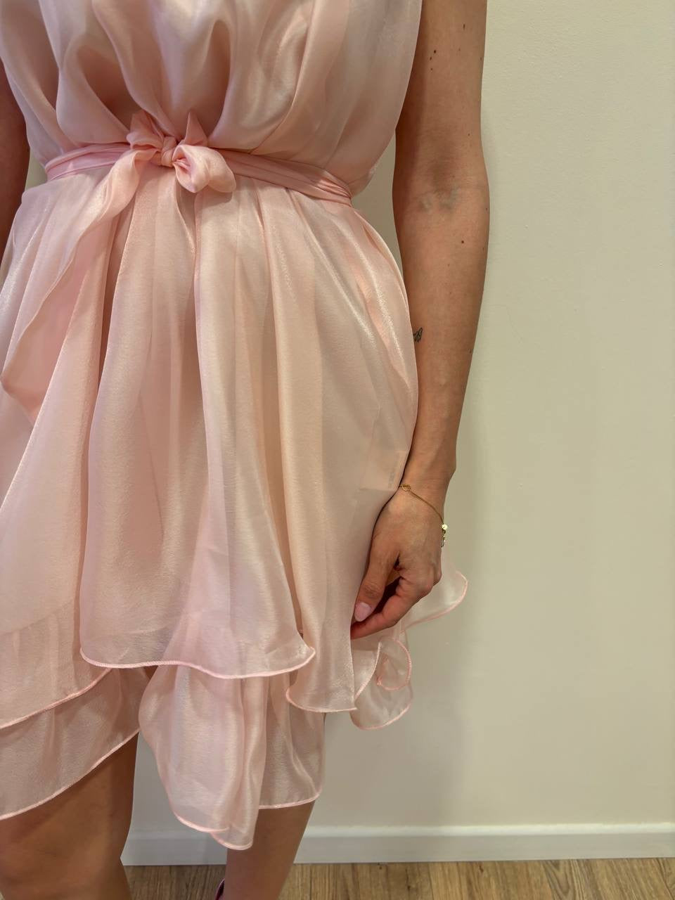 KONTATTO - Abito rosa con colletto di perle e balze con cintura removibile