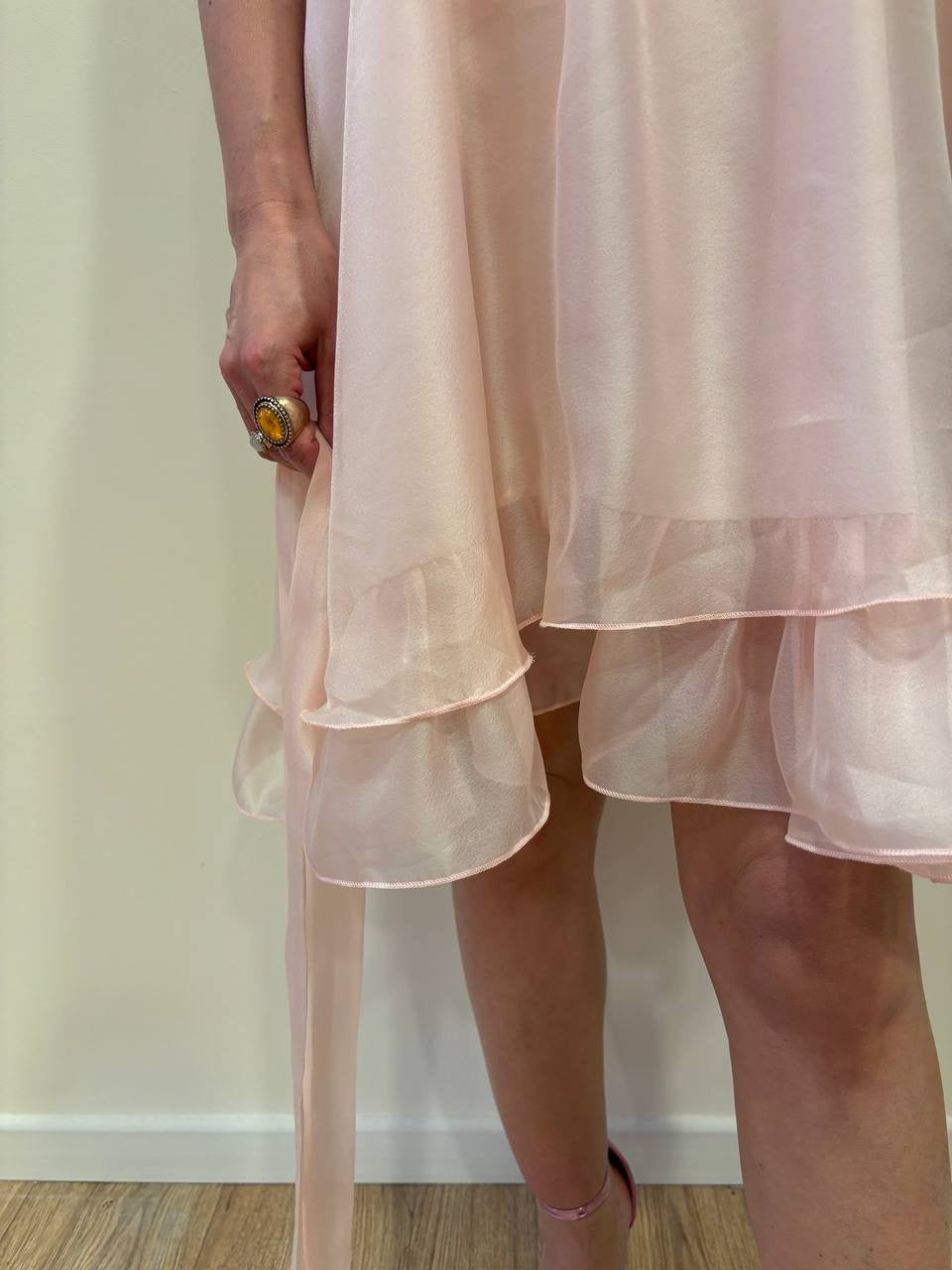 KONTATTO - Abito rosa con colletto di perle e balze con cintura removibile